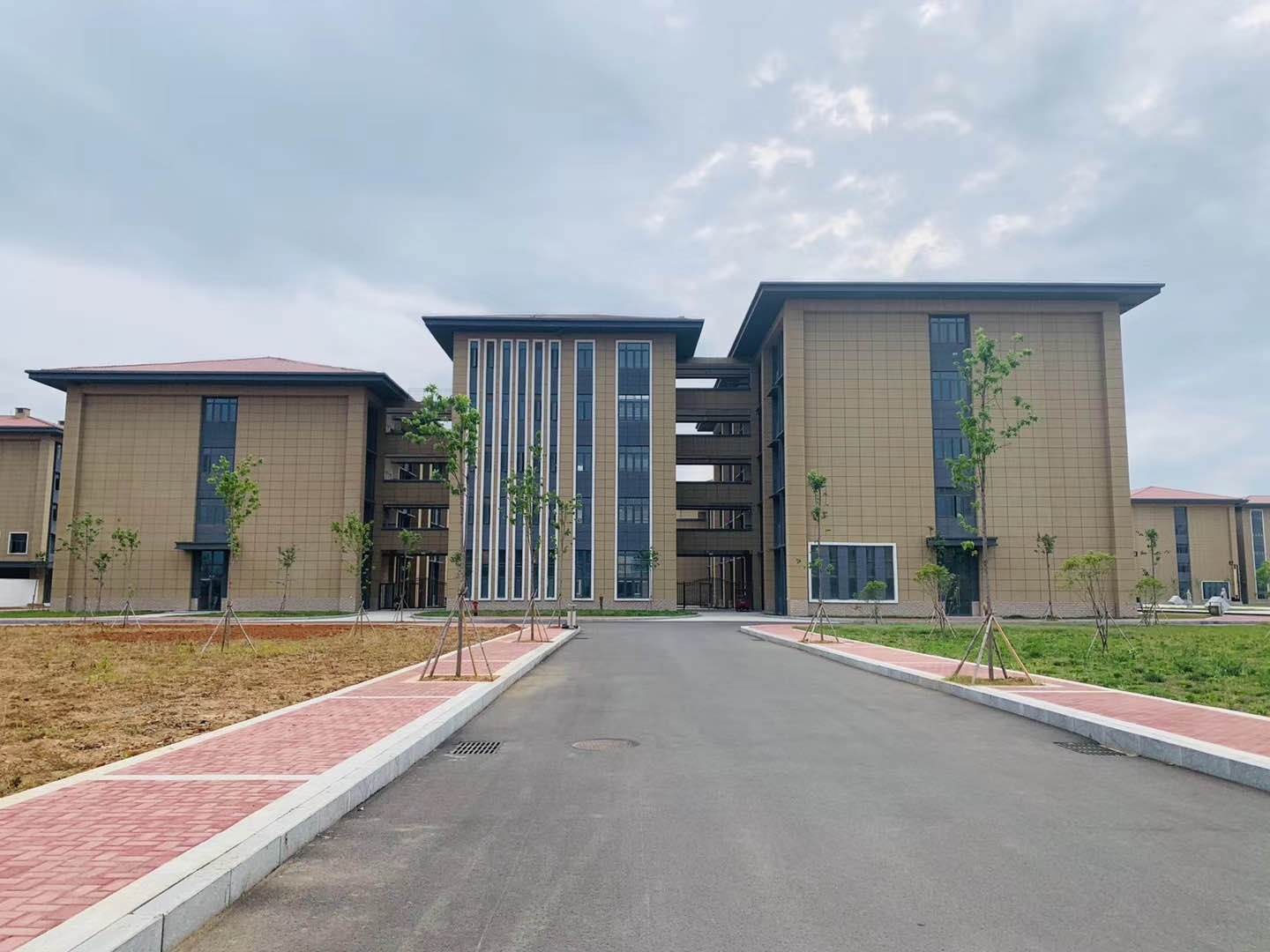 学校环境.jpg